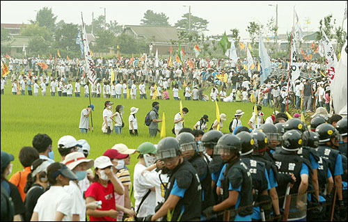 10일 오후 경기도 평택 대추리 대추초등학교에서 열린 '미군기지 확장 저지와 한반도 전쟁반대 7.10 평화대행진'에 참석했던 주민, 시민단체 회원, 대학생들이 인간띠잇기를 위해 기지주변으로 이동하고 있다. 